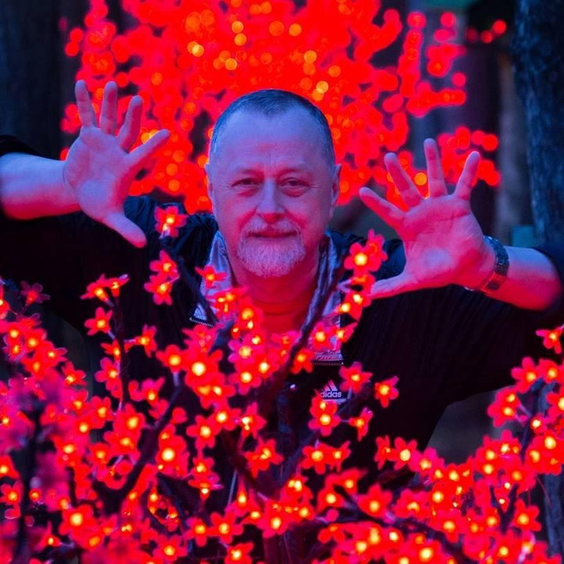 Сергей Риневич среди световой инсталляции